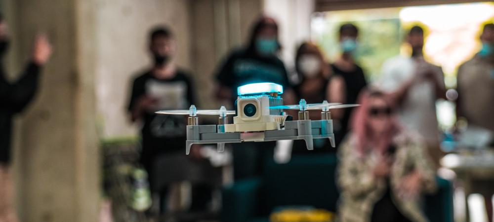 Show de drones tipo lego en la Comuna 13